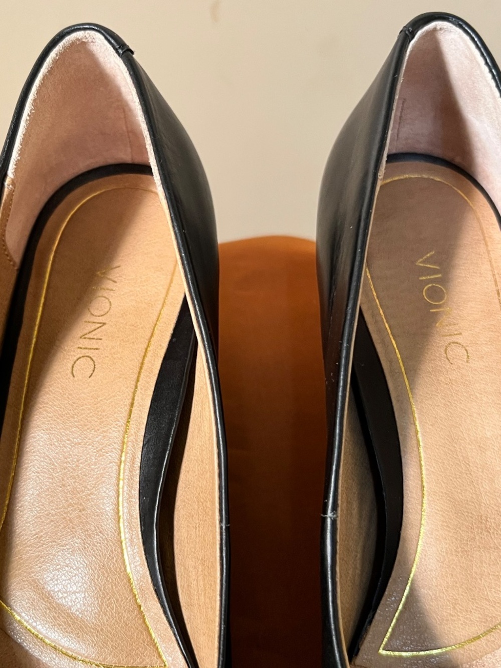 Vionic Kitten Heel Black Leather Pumps 7.5 - Picture 6 of 9